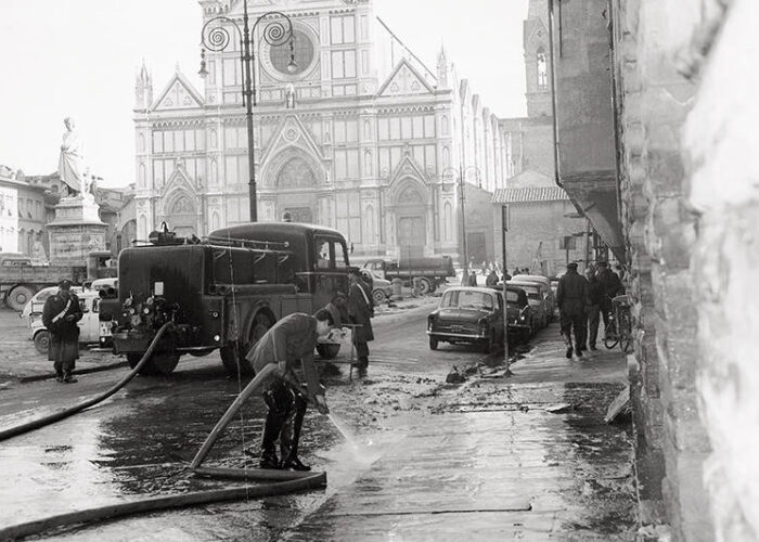 Alluvione di Firenze in Piazza Santa Croce